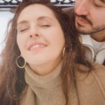Mariya Shumakova Instagram - 14 февраля♥️ мы разругались с мужем в пух и прах и вместо запланированного ресторана, я знатно поревела. Смешно, с утра 14-го читала комментарии к рилсу с подарками «какой идеальный муж»- сижу и думаю, точно разругаемся. В общем, мы живая и точно не идеальная пара, хоть любящая друг друга. Плюс: Очень часто после конфликта выходим на новую степень близости и так сильно чувствуешь, как дорог тебе партнер. А вы считаете соры-это естественная часть отношений? Часто ругаетесь? Как выясняете отношения? Есть ли табу в ругани? Какие отношения хотели бы спокойные или итальянские страсти?