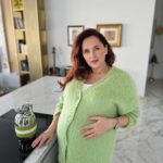 Mariya Shumakova Instagram - Я очень эмоциональная женщина и мой муж это знает и принимает, редко, что держу в себе. Но в первый триместр, было непросто, меня качало на эмоциональном шторме нон стоп, драма приходила неоткуда и накрывала все сущее моими слезами. В третьем триместре тоже периодически накатывает, хоть и не с такой силой. Понимаю, что беременность- это нагрузка не только на женщину, но и на мужа. Сейчас беременность дает возможность увидеть всю мужественность моего мужа. И в целом, классно))) но бывало разное))⚡️⚡️⚡️🔥🔥 А как менялись ваши отношения с партнером во время беременности?🤰🏻и рождения?