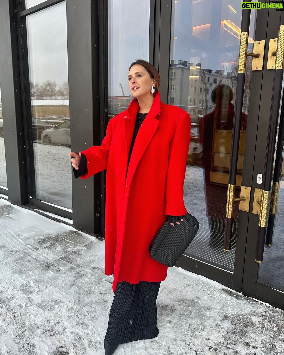 Mariya Shumakova Instagram - Ура! Поздравляю всех с Рождеством! Светлый, любимый мной праздник!♥️ Убеждена, что добрая молитва творит чудеса. Бог слышит и помогает. Но и про счастье стоит помнить: будь то светлое чувство от приятной мелочи или что-то большое случившееся, долгожданное, вспоминаю, что Бог помог и непременно благодарю Высшие Силы. Пусть Бог хранит ваши дома, семьи! Желаю Божьей Благодати!🌳