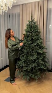 Mariya Shumakova Instagram - К Новому году отношусь более, чем спокойно. Уж больно много суматохи и суеты вокруг. Но рецепт счастливого праздника точно для себя поймала: расслабиться и никаких ожиданий. Порезала в удовольствие крабовое Оливье за просмотром «Анжелики король», достала любимые новогодние тарелки и мечтала в кровати до прихода гостей. С итогами тоже все просто, я их «рассматриваю» в сентябре. Так что тепло, душевно встретили год! А как вы отметили?🎅🏼