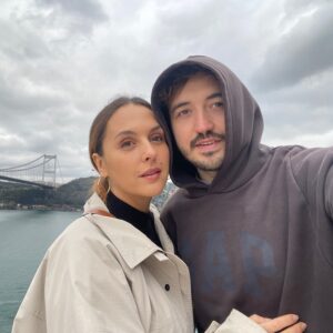 Mariya Shumakova Instagram - Сегодня День Рождения у укротителя дракона! (Дракон-это я)) Мой храбрый, честный, умный, сильный, добрый муж @viacheck  поздравляю с твоим днем ❤️! 

Я с детства мечтала о славе и вот именно Слава ко мне и пришел! Спасибо, что принимаешь и в горе и в радости, и в худи с капюшоном и при параде, и в дзене и в истерике)
Каждый день с тобой узнаю, что это такое «любить» и «быть любимой»! С твоим крепким, мужским характером под руку все по плечу! 

Ты крутой)))💪🏻 Люблю тебя♥️