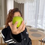 Mariya Shumakova Instagram - В этом году решила сосредоточиться на домашнем уходе. 🪞 Столько дел, столько дел, так что пробираться сквозь декабрьские пробки в салон красоты совершенно не хочется. Заказала я «Золотом яблоке» полный набор домашнего ухода. 🍏 Мой фаворит массажер для лица. Создаю привычку заниматься им каждый день. На все зоны достаточно 12 минут. Очень классно подтягивается лицо. Конечно же уход, сыворотка- филлер и дневной крем. Заметила как за несколько дней вернулось «выспавшееся» лицо. Ну и получаю всегда кучу комплиментов по поводу волос. Обожаю пробовать новые средства. Заказала массажную щетку. Очень приятно стимулирует кровообращение, способствует росту волос. Так что, буду чилить дома и создавать красоту своими руками вместе с @goldapple 🍏 Реклама. OОО «Екатеринбург Яблоко» ИНН:6670381056 Erid:LatgBg7KD