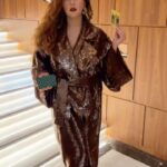 Mariya Shumakova Instagram - Про ТАРО существует море и тележка домыслов! Буду развенчивать по-немного городские легенды!🧙🏻 Современные ТАРО это не про гадалок-цыганок, это про глубокий разговор с собой! Всегда есть многовариативнрсть прочтений и выбор ВСЕГДА за вами! 💫 Еще одним классный ништячок от ТАРО: возможность легко, без напряга расширить кругозор и при желание где-то блеснуть-поумничать на тему мировой истории, семиотики, нумерологии, астрологии. К примеру: Выпавший аркан 9 пентаклей призывает порассуждать на тему роскоши и изобилия. А что это значит именно для Вас? Ну а изображение соколиной охоты отсылает нас к истории роскоши, как один из видов развлечений для настоящей аристократии прошлых веков. Короче, ТАРО- это классный инструмент и себя познать, и мир!🔮 Dress @vivavoxofficial