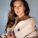 Mariya Shumakova Instagram - В образе «дивы» мечтаю о стеклянном парнике 🍃🪴. Дорогие дачники, поделитесь могучим жизненным опытом. Все плюсы и минусы загородного дома? Исполнять мечту или поближе к пенсии? 🧙🏻 Фотограф и продюсер съемки Елена Рузгис @elena.ruzgis Стилист Вячеслав Гусев @viacheck Визажист Елена Николаева @elenanik.beauty Стилист по волосам Джулия Шигимага @shigimagahair Ассистент фотографа Дмитрий Иванов @myourdl