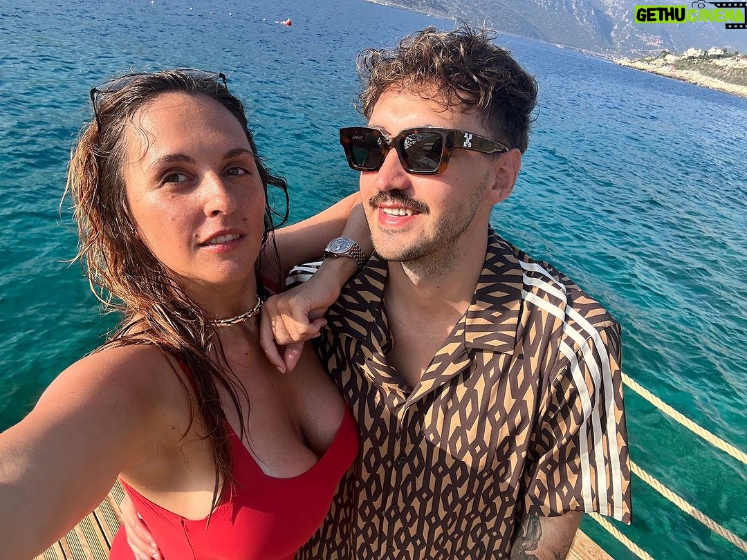 Mariya Shumakova Instagram - Один из немногих Homo sapiens с кем хочется/можется быть 24/7. (пускай и не без «итальянских» страстей🏝️❤️🔥) #муж Kas, Turkey