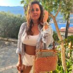 Mariya Shumakova Instagram - О воздействие загара🍊 Как могу прячусь под слоем SPF от солнца (гримеры заругают, что вернусь цвета латино), но вот заметила вчера: как только я покрываюсь ровным золотистым, не обязательно средиземноморским загаром, мое сознание автоматически отключает режим уныния. Острое, «злое» сознание плавится под палящим солнцем и даже критическое отношение к себе (я вот в Москве никогда б не наделала кроп-топ) отступает на задний план. Торопиться не хочется, работаешь из состояния «нравится»- что-то написал, отдохнул, еще написал. Не уверена, что такое ощущение мира приведет к «успешному успеху», но счастливое/спокойное состояние точно множится. На сегодня мой рецепт счастья- больше солнца, меньше одежды. И пусть все хрупкое вокруг, зато живое. Такая вот опьяненность морская, что «в размытом виде светится главное» !