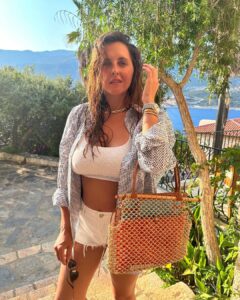 Mariya Shumakova Instagram - О воздействие загара🍊 Как могу прячусь под слоем SPF от солнца (гримеры заругают, что вернусь цвета латино), но вот заметила вчера: как только я покрываюсь ровным золотистым, не обязательно средиземноморским загаром, мое сознание автоматически отключает режим уныния. Острое, «злое» сознание плавится под палящим солнцем и даже критическое отношение к себе (я вот в Москве никогда б не наделала кроп-топ) отступает на задний план. Торопиться не хочется, работаешь из состояния «нравится»- что-то написал, отдохнул, еще написал. Не уверена, что такое ощущение мира приведет к «успешному успеху», но счастливое/спокойное состояние точно множится. На сегодня мой рецепт счастья- больше солнца, меньше одежды. И пусть все хрупкое вокруг, зато живое. Такая вот опьяненность морская, что «в размытом виде светится главное» !
