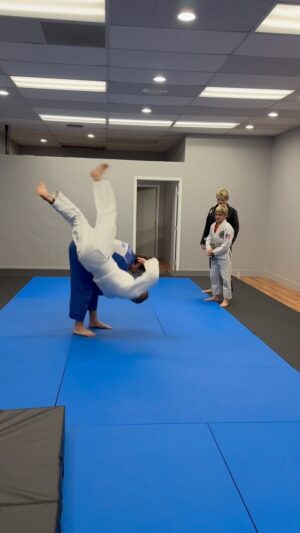 Mark Dacascos Instagram - Aloha! It is true, I wanted this. I only started formal Judo lessons a few months ago and am very much a beginner; I wanted extra practice on my falls and asked Sensei Amelia Fulgentes @_naynay_ and Sensei Bobby Lee @lucky.nala.rhys if everyone would throw me a couple more times after we finished our class. Thank you @socalstrengthmovement for your expertise and inspiration and thank you #Dylan #Jordan @justbeingjaded for being good partners. Vid Credit @chicago_rob70 PS @joe_taslim you inspire me! 🙏🏽❤️🤙🏽