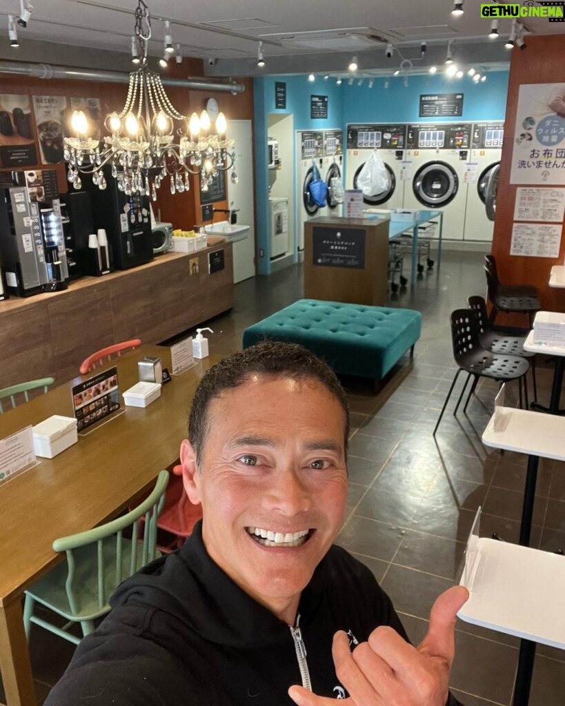 Mark Dacascos Instagram - Aloha from my favorite self-service, honor-system “Laundry-Café” in Tokyo 🇯🇵! Coffee or tea before work? 👍🏽🙏🏽❤🤙🏽 #grateful #breathe #presence