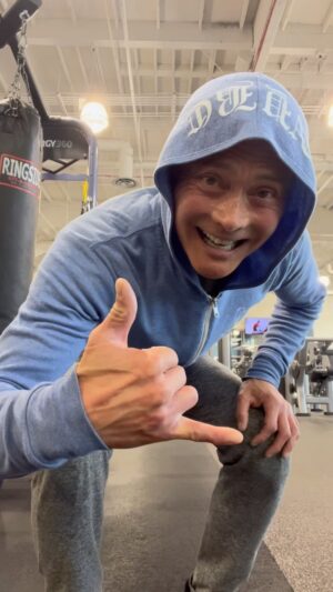 Mark Dacascos Instagram - Aloha! Basics. I learned to love and appreciate basics; the stepping stones to more advanced moves and techniques. My mom @malia.dacascos.bernal always made sure we/her students worked on our stamina, strength, suppleness (and lots of horse-stance and side-kicks)😃 Finished my training today with 4 sets of these step ups. 🙏🏽❤️🤙🏽 #breathe #presence #consistency
