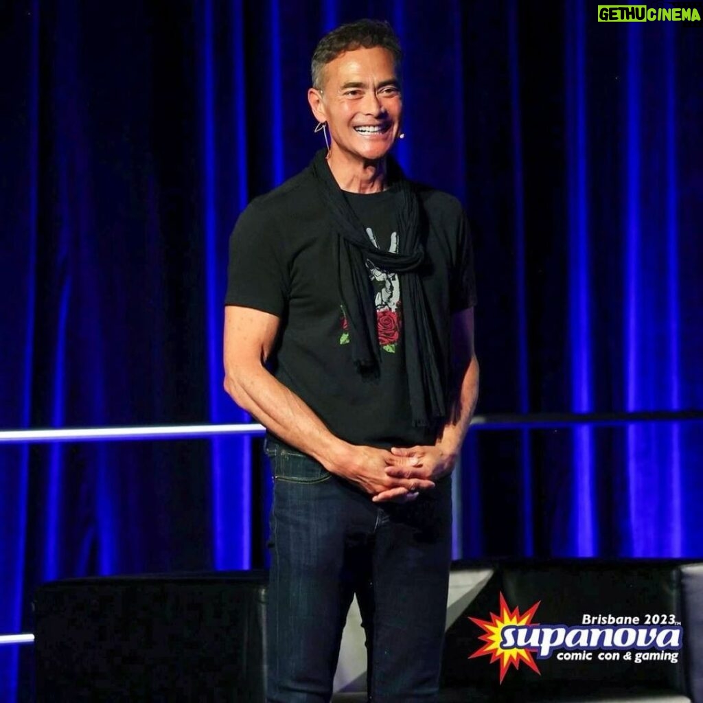 Mark Dacascos Instagram - Aloha! Had a wonderful time meeting so many kind, talented and interesting people in Australia 🇦🇺 Thank you @supanovaexpo @dandelts for inviting me. Repost from @supanovaexpo • From being recognised halfway up Mt. Everest, to the biggest surprises in Kitchen Stadium, @dacascosmark's panel in Brisnova was filled with all kinds of awesome anecdotes! Visit supa.fans/Web0951 or hit the link in our bio to read all about it. 👀 Who else caught Mark in Adelaide or Brisbane? 📸 James Presneill (Fotomerchant) #supanova #brisbane #brisnova #supastar #markdacascos #johnwick #johnwickchapter3 #thecrow #doubledragon #brotherhoodofthewolf #agentsofshield #comiccon #convention