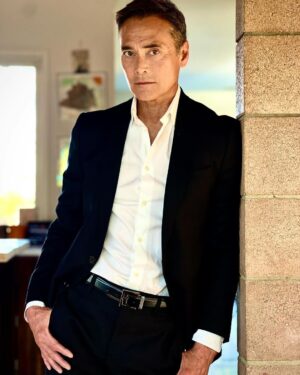 Mark Dacascos Instagram - Aloha! Thank you @peggysirota for my new headshot. Thank you @juliedacascos for helping make it happen. 🙏🏽❤️🤙🏽 #grateful #breathe #friends