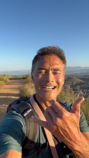 Mark Dacascos Instagram - Aloha and good-morning/afternoon/evening!
Enjoying nature with Ruby and Lulu. Wishing you all a good week.🙏🏽❤️🤙🏽 #breathe #gratitude #presence