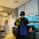 Mark Lee Instagram - 🙇‍♂️