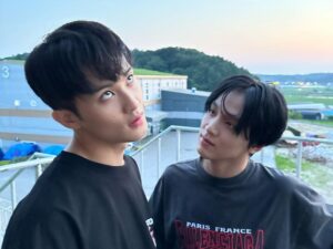 Mark Lee Instagram - plz slide right🙄