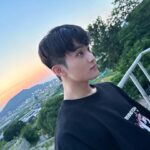 Mark Lee Instagram - plz slide right🙄