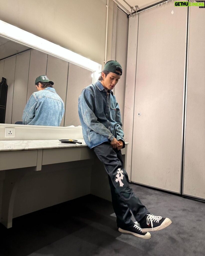 Mark Lee Instagram - mirror mirror on the wall
