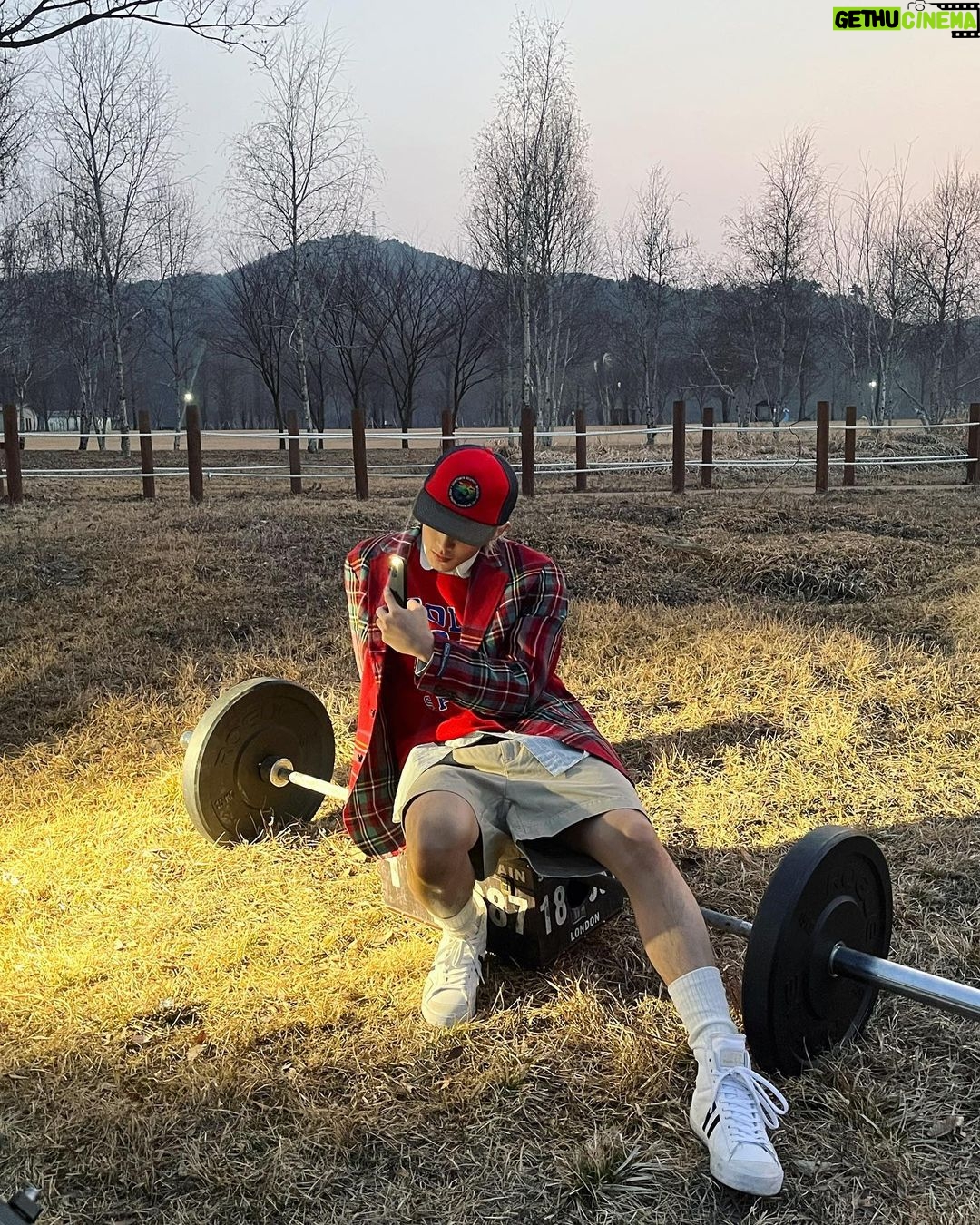 Mark Lee Instagram - @poloralphlauren #wkorea #시즈니 #nctzen #nct #맠프체험 🩵🙏
