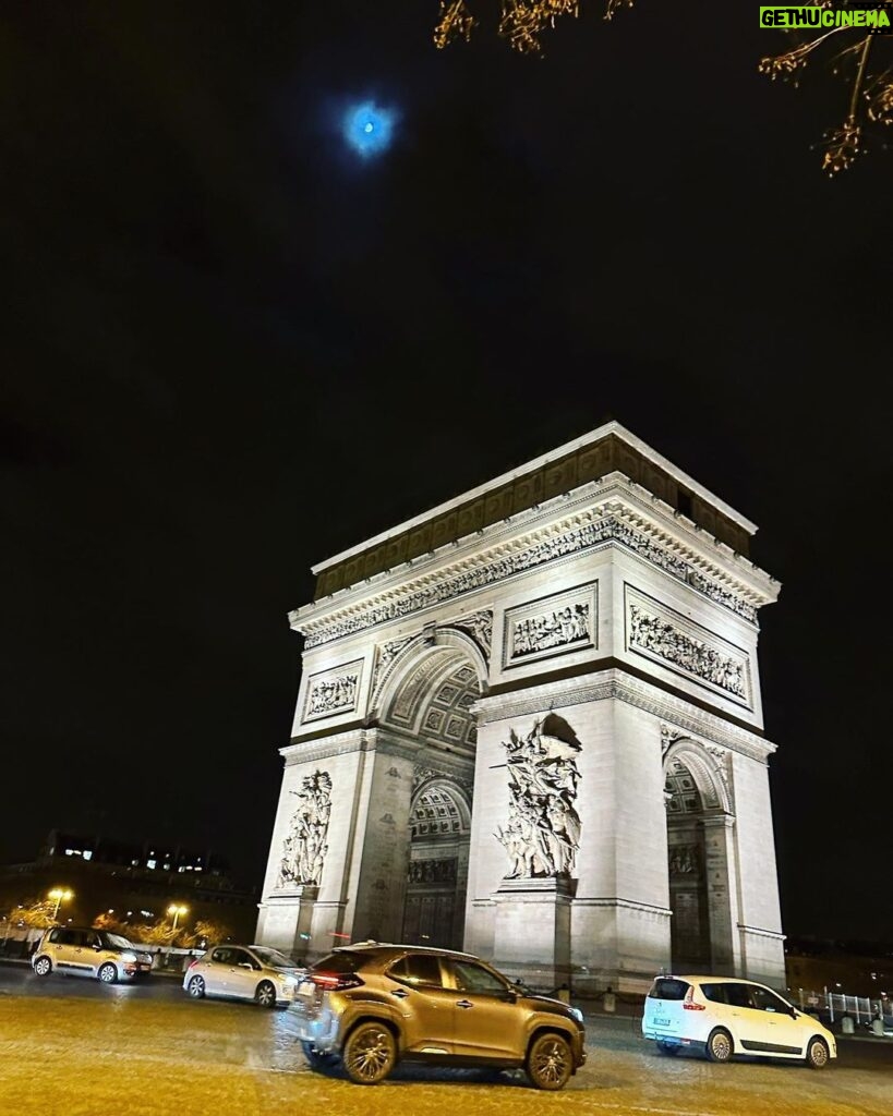 Mark Lee Instagram - thank you soooo much #paris