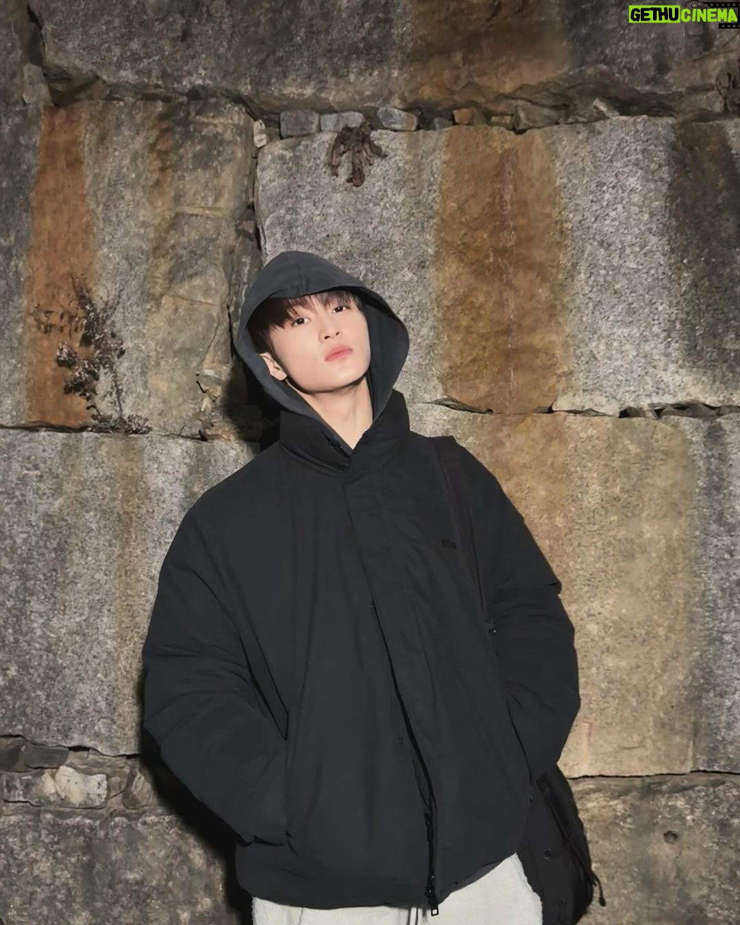 Mark Lee Instagram - when you need to get through a wall, you knock