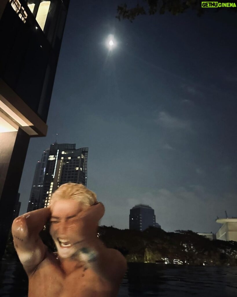 Mark Lee Instagram - A chrome night in thailand 😆😁