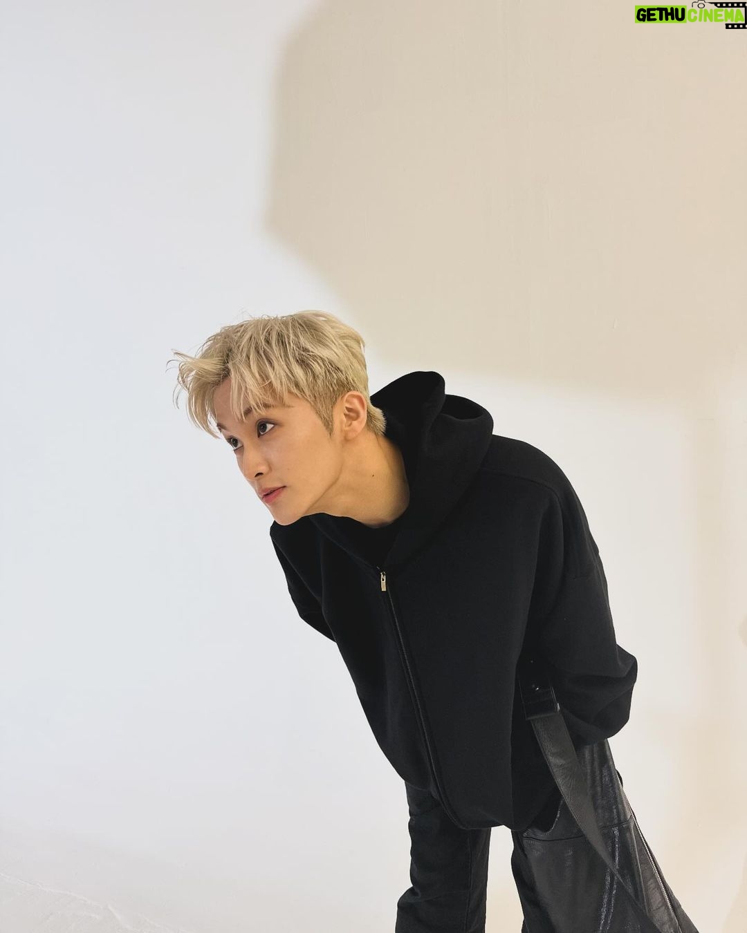 Mark Lee Instagram - looking at you looking at me again