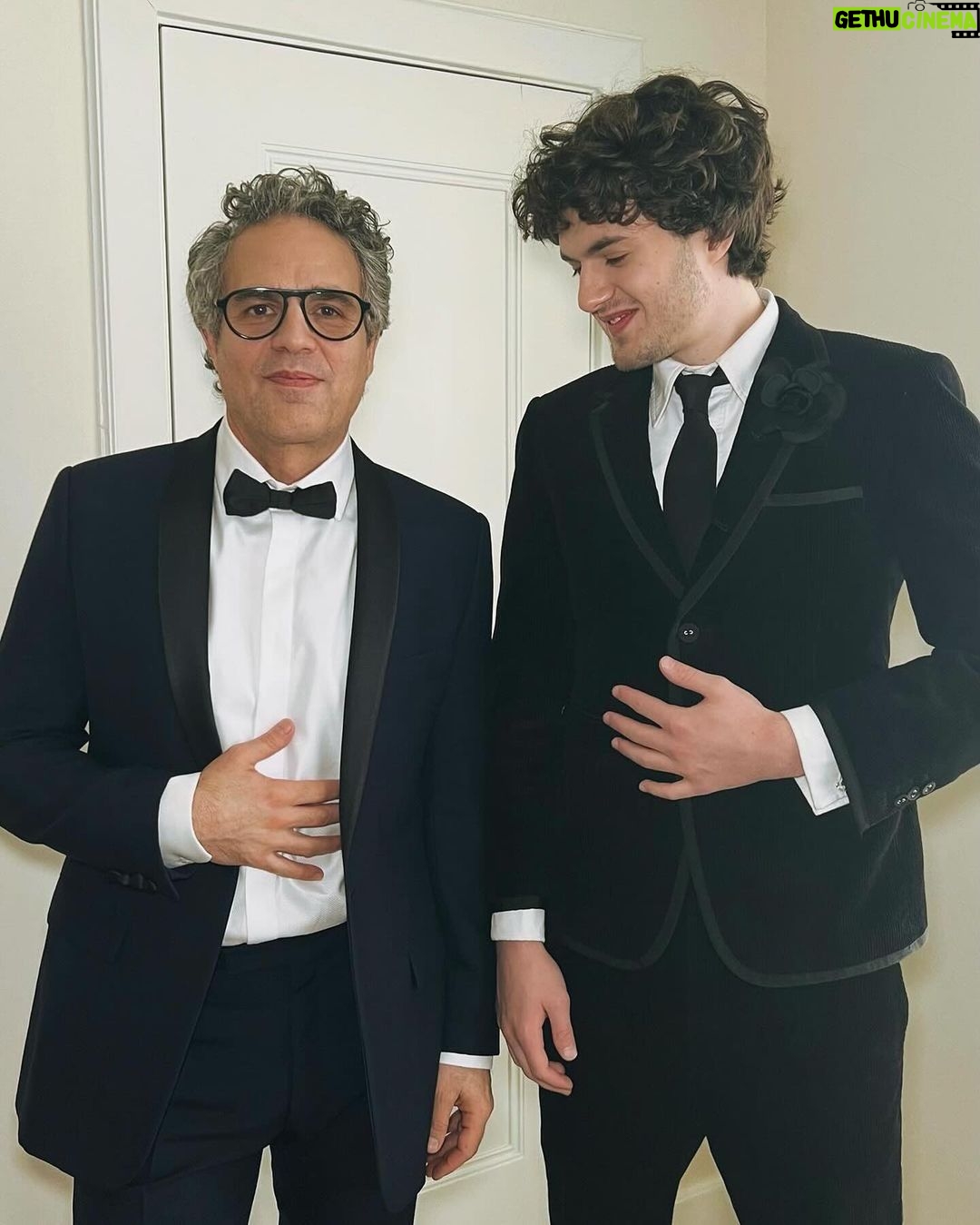 Mark Ruffalo Instagram - Thank you @criticschoice for a great evening and bonding time with @keendobad. Always a pleasure seeing @juliannemoore on the red carpet ππ» Sending all the love and big virtual hugs in congratulations to Emma Stone for her win for @poorthingsfilm β¨ Styled by @samanthamcmillen_stylist Grooming by @AmberDMakeup Photo credits to AP / EL DIARIO @gregwilliamsphotography @AmberDMakeup