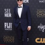 Mark Ruffalo Instagram - Thank you @criticschoice for a great evening and bonding time with @keendobad. Always a pleasure seeing @juliannemoore on the red carpet 👋🏻 Sending all the love and big virtual hugs in congratulations to Emma Stone for her win for @poorthingsfilm ✨ Styled by @samanthamcmillen_stylist Grooming by @AmberDMakeup Photo credits to AP / EL DIARIO @gregwilliamsphotography @AmberDMakeup