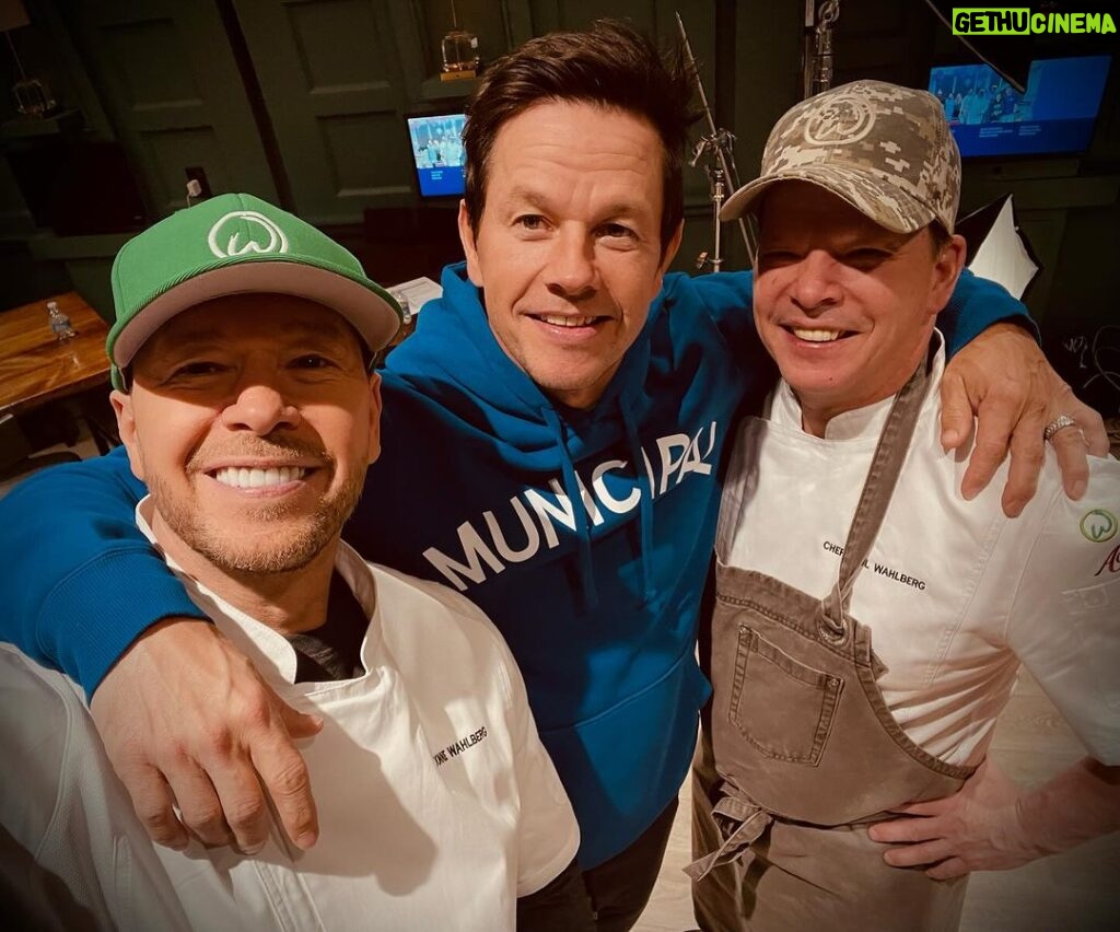 Mark Wahlberg Instagram - Went back in the kitchen with my big bros❤️ @wahlburgers @donniewahlberg @chefpaulwahlberg ❤️😎🥳📈💯