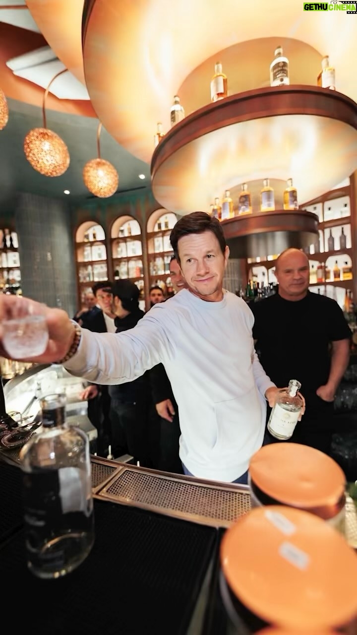 Mark Wahlberg Instagram - Letβs go π₯π₯³π₯ @fontainebleaulasvegas the boys @flechaazultequila π₯π₯³ @abrahamancer @aronhmarquez #azulbar πππ₯π₯π₯³ #FlechaAzulPartner