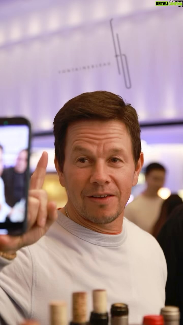 Mark Wahlberg Instagram - Last night @fontainebleaulasvegas with @flechaazultequila 😎🥳🥃💯🔥 #thebleaubar 😎🥳 #FlechaAzulPartner