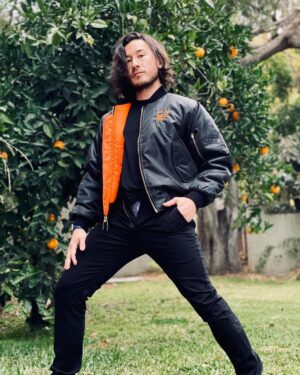 Markiplier Instagram - When shopping @jacksepticeye ‘s newest Cloak collection... make sure that your pre-quarantine pants size hasn’t changed for some mysterious reason...

Link in bio!

Also please ignore the Chica hair on my leg...