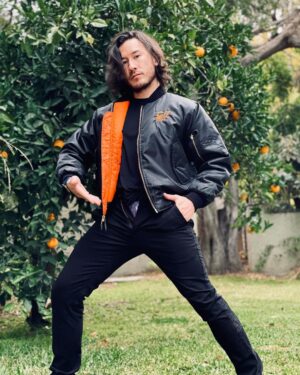 Markiplier Instagram - When shopping @jacksepticeye ‘s newest Cloak collection... make sure that your pre-quarantine pants size hasn’t changed for some mysterious reason...

Link in bio!

Also please ignore the Chica hair on my leg...