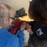 Marko Lehtosalo Instagram - Mamma fick skriva sin andra autograf idag och denna gång på Petra Cavinis sko som jobbar som flygande reporter på P4 och var förbi hos mamma för ett snack i radion med mig och mamma. @petracavini Enkärret, Stockholms Län, Sweden