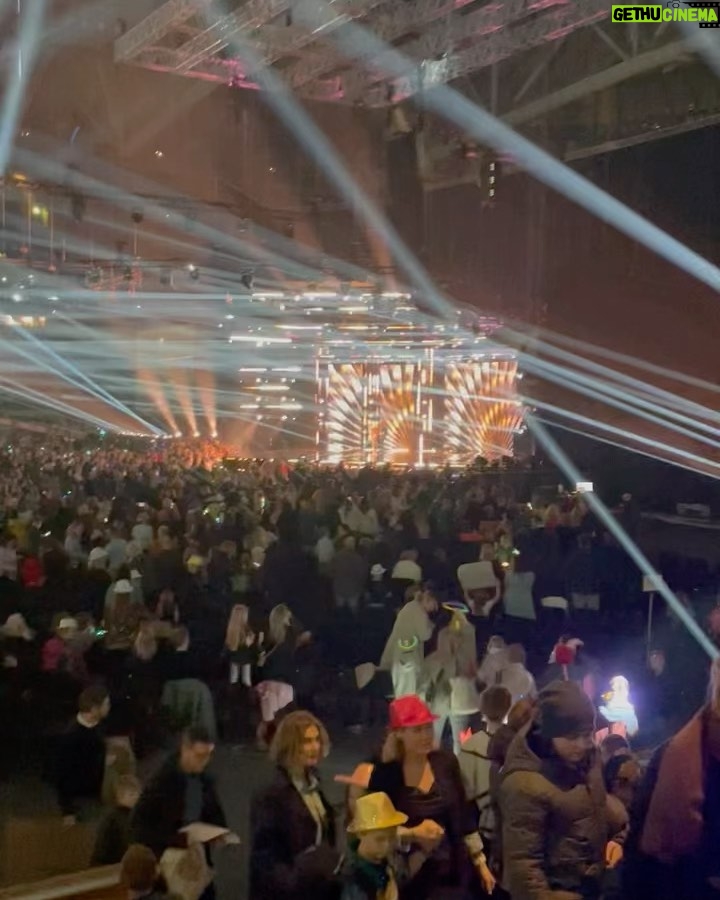 Marko Lehtosalo Instagram - I ett parallellt universum så vann Linda & jag mello med värsta schlagern. Friends Arena