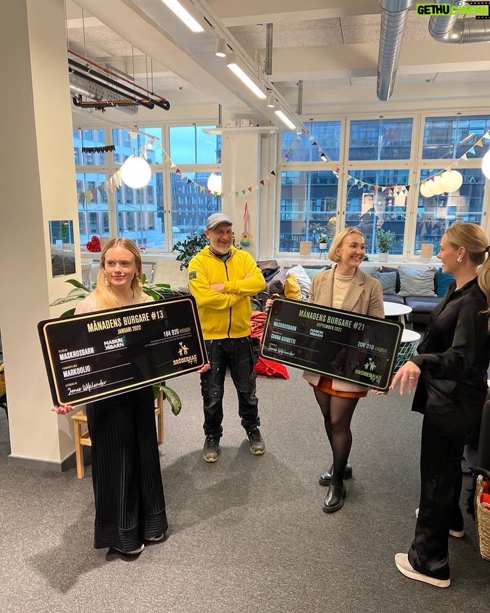 Marko Lehtosalo Instagram - 393 930 kr drog Brödernas, jag och Sanna in till organisationen Maskrosbarn. Om dom pengarna kan rädda en enda ung själ ifrån mörkret så är det värt varenda spänn ❤️ @sannaguidetti @restaurangbrodernas @maskrosbarnorg Tack för att jag fick vara med och bidra och stort tack till alla som testade våra burgare 🍔 ❤️