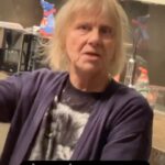 Marko Lehtosalo Instagram - HÅDJER! @irmalehtosalo Försöker vara duktig och rensa ett rum och ställt ut allt innan genomgång av sakerna för att se vad som skall sparas, kastas eller skänkas bort. Får ändå skit. 🤣 🇫🇮 I 2 månader har hon bott här eftersom vi håller på med en tv-serie för @tv4 där vi rivit hennes gamla hus och bygger nytt pga att det gamla var utom räddning. 1 1/2 månad kvar innan hon kan flytta hem. S O S Vilken år? Nu = Jag gör det sen