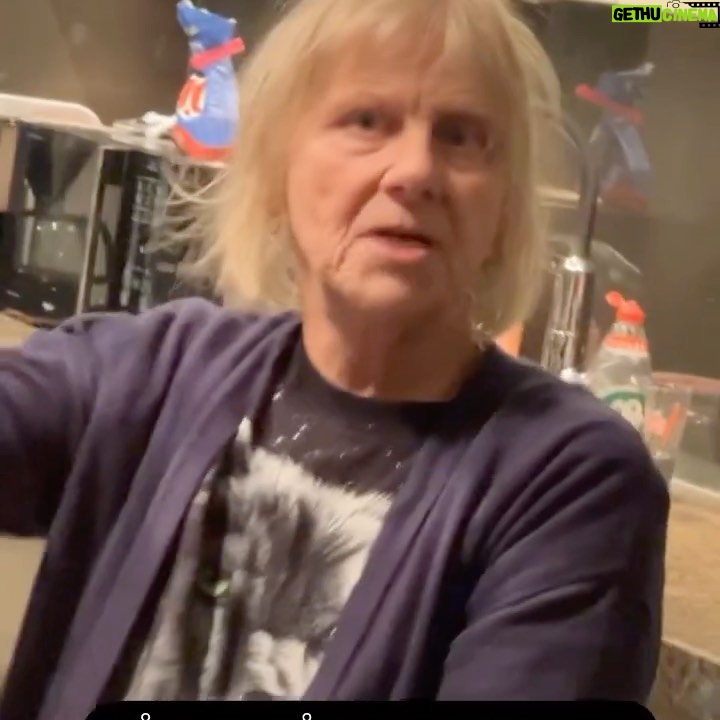 Marko Lehtosalo Instagram - HÅDJER! @irmalehtosalo Försöker vara duktig och rensa ett rum och ställt ut allt innan genomgång av sakerna för att se vad som skall sparas, kastas eller skänkas bort. Får ändå skit. 🤣 🇫🇮 I 2 månader har hon bott här eftersom vi håller på med en tv-serie för @tv4 där vi rivit hennes gamla hus och bygger nytt pga att det gamla var utom räddning. 1 1/2 månad kvar innan hon kan flytta hem. S O S Vilken år? Nu = Jag gör det sen