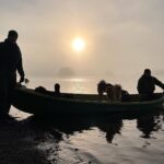 Marko Lehtosalo Instagram - Dag 2 Vi vaknade rätt tidigt i stugan och tog båten längre upp på älven mot ett stort berg/fjäll. Dimman låg tät, solen gick upp och månen lös. Storslagen vy. Låga fick några ståndskall men fågeln ville inte sitta kvar några längre stunder. Vi satte oss ner och värmde upp Daniels magnifika tjädergryta han gjorde till middag dagen innan med min tjäderhöna i. Över öppen eld i en stekpanna. Bland det godaste jag ätit. Dags för Veli att äntra scenen. Vi går och går. Kroppen är sliten men gnäller ingenting eftersom det inte är till nån nytta. Plötsligt börja skogen eka av Velis skall. Han har nästan tagit sig upp till gränsen där kalfjället börjar. Så vi sliter oss upp för fjället. Med blodsmak i munnen och sinnes till mjölksyra i benen når vi till slut fram. Ålar och spanar rätt lång tid tills den uppdagas. En tjäderhöna till. Allt gick bra och hönan las i säcken. 2 tjäderhönor och en öring blev på denna resa. Stort tack Daniel & Emil. Hatten av för finnspetsarna Veli & Låga. Grymt jobbat ❤️ Vågade inte stänga dörren till dasset ifall att björnen skulle flyga på mig. Livrädd 😅 🐻 @daniel_myrestam @langtbortfranstan