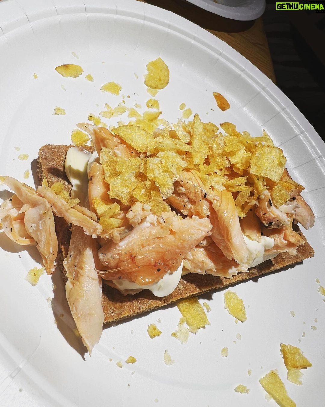 Marko Lehtosalo Instagram - Haha måste ta upp det här eftersom många frågar. Jaaaa det är chips på mackan. Knäckebröd Smör Creme fraîche eller på norrbottniska Kräm fräs Halstrad nyfångad öring av undertecknad Smulad Gräddfil Chilichips över. Komponerad av Emil @langtbortfranstan Grym var den. Skulle säkert ha gått för 250 spänn på nån krog runt Stureplan.