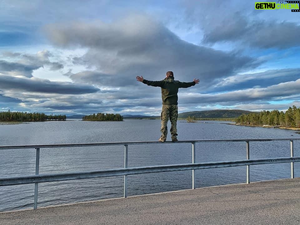 Marko Lehtosalo Instagram - Om 216 timmar bär det av. Ska göra det som jag älskar näst bäst efter mina barn. Upp norr och jaga skogsfågel med finnspetsarna Veli och Låga samt deras hussar Daniel och Emil och förhoppningsvis dra upp lite harr. Pirrar redan i magen. Gå milen i kuperad terräng tills kroppen är helt ledbruten och dricka vatten ur kallkällor och nojja över att björnen lurar bakom något träd. Livet.