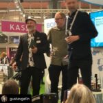 Marko Lehtosalo Instagram - Herr förläggare Ransgart och skriftställare Gelin. Tack för att ni fick möta mig. Bokmässan var min. Utan mig skulle det varit så enkelt och ensamt. Utan mig bara stillhet, ingen diskussion, inget samtal. Våga gråta. Våga le. Tar mitt anteckningsblock and im outta heeeeee. 😄🤘 #bokmässan #författarvilde Tack för ni fick ha mig här @bokforlagetforum @bonnierfakta 😊❤️ När Horace ringer er för att stolen min ekar tom. Hälsa att där står jag lyssnades på klockorna och väntar på öppning av min järnvägsbom. Fan, jag har det i mig. Jag visste det. Bokmässan Göteborg
