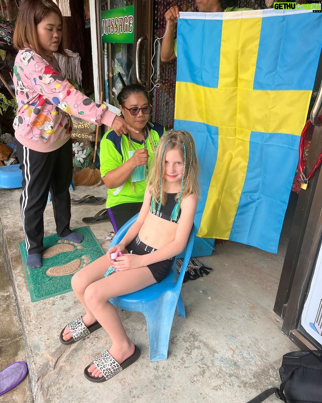 Marko Lehtosalo Instagram - Äntligen framme efter 11 tim 30 min. ✈️ ☀️ Nojjade först med alla artiklar om strandade resenärer på Arlanda mot Thailand med det gällde inte oss som flög med TUI.👊🏼 Som också är det enda charterbolaget som flyger direkt till Krabi så buss/taxiresa till Koh lanta blir betydligt kortare än från Phuket. Så även om vi är jetlaggade och rätt sega så hann vi ändå första dagen med pool, badkar och havsbad, fläta hår, jaga krabbor (inte kräftor) 😅 Däckade sen och slaggade 1 timme i rummet allihopa. Men nu är det på’t igen. Klockan är bara paaaarnet. (16:30) Vare nån som skrek beachvolleyboll?? 100 baht per match? The Lehtosalos är game. #tuisverige #stundersomdenhär @tuisverige Cha-Da Beach Resort & Spa, Koh Lanta