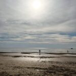 Marko Lehtosalo Instagram - Äntligen framme efter 11 tim 30 min. ✈️ ☀️ Nojjade först med alla artiklar om strandade resenärer på Arlanda mot Thailand med det gällde inte oss som flög med TUI.👊🏼 Som också är det enda charterbolaget som flyger direkt till Krabi så buss/taxiresa till Koh lanta blir betydligt kortare än från Phuket. Så även om vi är jetlaggade och rätt sega så hann vi ändå första dagen med pool, badkar och havsbad, fläta hår, jaga krabbor (inte kräftor) 😅 Däckade sen och slaggade 1 timme i rummet allihopa. Men nu är det på’t igen. Klockan är bara paaaarnet. (16:30) Vare nån som skrek beachvolleyboll?? 100 baht per match? The Lehtosalos är game. #tuisverige #stundersomdenhär @tuisverige Cha-Da Beach Resort & Spa, Koh Lanta