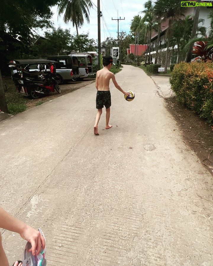 Marko Lehtosalo Instagram - Äntligen framme efter 11 tim 30 min. ✈️ ☀️ Nojjade först med alla artiklar om strandade resenärer på Arlanda mot Thailand med det gällde inte oss som flög med TUI.👊🏼 Som också är det enda charterbolaget som flyger direkt till Krabi så buss/taxiresa till Koh lanta blir betydligt kortare än från Phuket. Så även om vi är jetlaggade och rätt sega så hann vi ändå första dagen med pool, badkar och havsbad, fläta hår, jaga krabbor (inte kräftor) 😅 Däckade sen och slaggade 1 timme i rummet allihopa. Men nu är det på’t igen. Klockan är bara paaaarnet. (16:30) Vare nån som skrek beachvolleyboll?? 100 baht per match? The Lehtosalos är game. #tuisverige #stundersomdenhär @tuisverige Cha-Da Beach Resort & Spa, Koh Lanta