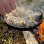 Marko Lehtosalo Instagram - Dag 2 Vi vaknade rätt tidigt i stugan och tog båten längre upp på älven mot ett stort berg/fjäll. Dimman låg tät, solen gick upp och månen lös. Storslagen vy. Låga fick några ståndskall men fågeln ville inte sitta kvar några längre stunder. Vi satte oss ner och värmde upp Daniels magnifika tjädergryta han gjorde till middag dagen innan med min tjäderhöna i. Över öppen eld i en stekpanna. Bland det godaste jag ätit. Dags för Veli att äntra scenen. Vi går och går. Kroppen är sliten men gnäller ingenting eftersom det inte är till nån nytta. Plötsligt börja skogen eka av Velis skall. Han har nästan tagit sig upp till gränsen där kalfjället börjar. Så vi sliter oss upp för fjället. Med blodsmak i munnen och sinnes till mjölksyra i benen når vi till slut fram. Ålar och spanar rätt lång tid tills den uppdagas. En tjäderhöna till. Allt gick bra och hönan las i säcken. 2 tjäderhönor och en öring blev på denna resa. Stort tack Daniel & Emil. Hatten av för finnspetsarna Veli & Låga. Grymt jobbat ❤️ Vågade inte stänga dörren till dasset ifall att björnen skulle flyga på mig. Livrädd 😅 🐻 @daniel_myrestam @langtbortfranstan