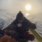 Marko Lehtosalo Instagram - Dag 2 Vi vaknade rätt tidigt i stugan och tog båten längre upp på älven mot ett stort berg/fjäll. Dimman låg tät, solen gick upp och månen lös. Storslagen vy. Låga fick några ståndskall men fågeln ville inte sitta kvar några längre stunder. Vi satte oss ner och värmde upp Daniels magnifika tjädergryta han gjorde till middag dagen innan med min tjäderhöna i. Över öppen eld i en stekpanna. Bland det godaste jag ätit. Dags för Veli att äntra scenen. Vi går och går. Kroppen är sliten men gnäller ingenting eftersom det inte är till nån nytta. Plötsligt börja skogen eka av Velis skall. Han har nästan tagit sig upp till gränsen där kalfjället börjar. Så vi sliter oss upp för fjället. Med blodsmak i munnen och sinnes till mjölksyra i benen når vi till slut fram. Ålar och spanar rätt lång tid tills den uppdagas. En tjäderhöna till. Allt gick bra och hönan las i säcken. 2 tjäderhönor och en öring blev på denna resa. Stort tack Daniel & Emil. Hatten av för finnspetsarna Veli & Låga. Grymt jobbat ❤️ Vågade inte stänga dörren till dasset ifall att björnen skulle flyga på mig. Livrädd 😅 🐻 @daniel_myrestam @langtbortfranstan