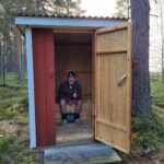 Marko Lehtosalo Instagram - Dag 2 Vi vaknade rätt tidigt i stugan och tog båten längre upp på älven mot ett stort berg/fjäll. Dimman låg tät, solen gick upp och månen lös. Storslagen vy. Låga fick några ståndskall men fågeln ville inte sitta kvar några längre stunder. Vi satte oss ner och värmde upp Daniels magnifika tjädergryta han gjorde till middag dagen innan med min tjäderhöna i. Över öppen eld i en stekpanna. Bland det godaste jag ätit. Dags för Veli att äntra scenen. Vi går och går. Kroppen är sliten men gnäller ingenting eftersom det inte är till nån nytta. Plötsligt börja skogen eka av Velis skall. Han har nästan tagit sig upp till gränsen där kalfjället börjar. Så vi sliter oss upp för fjället. Med blodsmak i munnen och sinnes till mjölksyra i benen når vi till slut fram. Ålar och spanar rätt lång tid tills den uppdagas. En tjäderhöna till. Allt gick bra och hönan las i säcken. 2 tjäderhönor och en öring blev på denna resa. Stort tack Daniel & Emil. Hatten av för finnspetsarna Veli & Låga. Grymt jobbat ❤️ Vågade inte stänga dörren till dasset ifall att björnen skulle flyga på mig. Livrädd 😅 🐻 @daniel_myrestam @langtbortfranstan