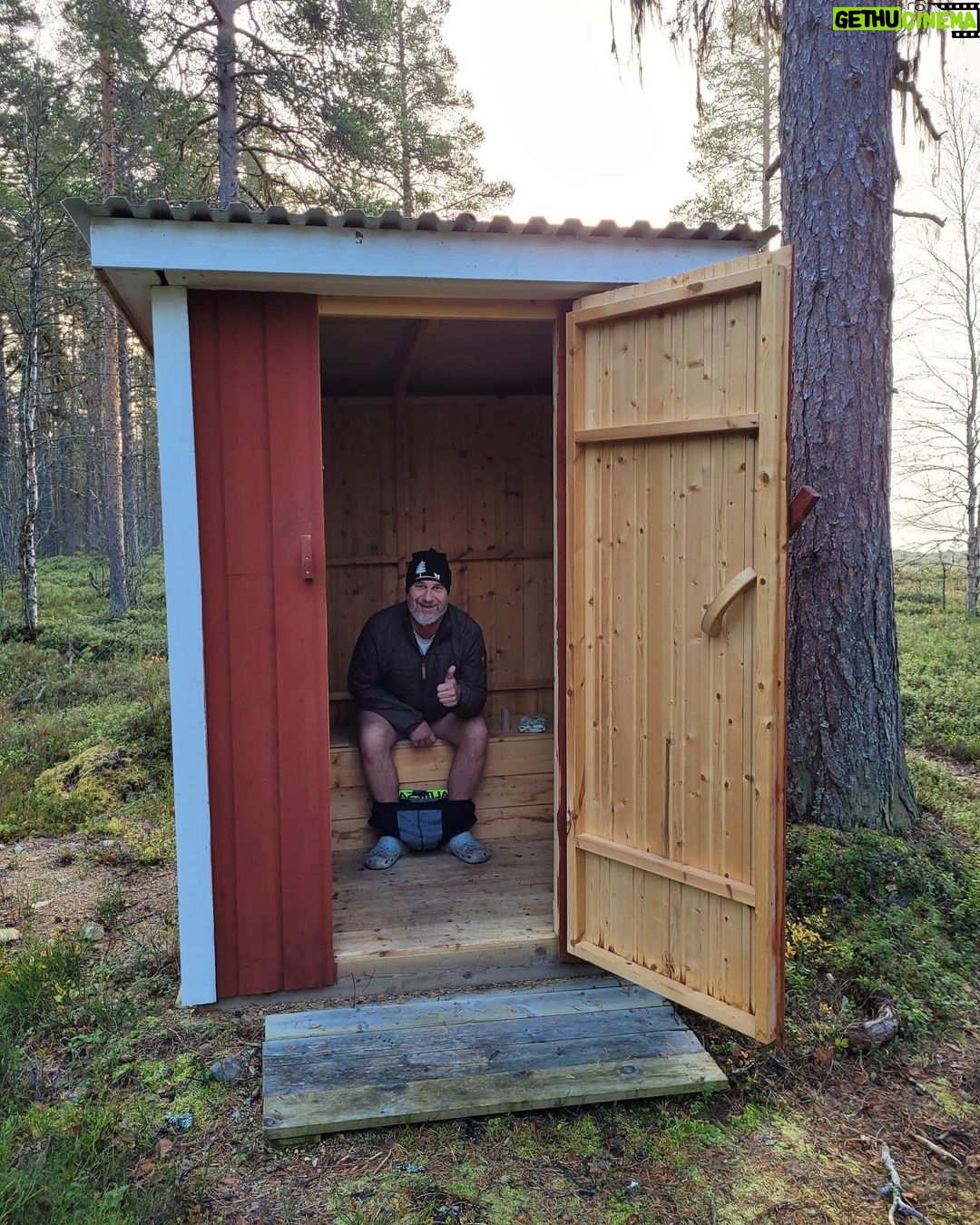 Marko Lehtosalo Instagram - Dag 2 Vi vaknade rätt tidigt i stugan och tog båten längre upp på älven mot ett stort berg/fjäll. Dimman låg tät, solen gick upp och månen lös. Storslagen vy. Låga fick några ståndskall men fågeln ville inte sitta kvar några längre stunder. Vi satte oss ner och värmde upp Daniels magnifika tjädergryta han gjorde till middag dagen innan med min tjäderhöna i. Över öppen eld i en stekpanna. Bland det godaste jag ätit. Dags för Veli att äntra scenen. Vi går och går. Kroppen är sliten men gnäller ingenting eftersom det inte är till nån nytta. Plötsligt börja skogen eka av Velis skall. Han har nästan tagit sig upp till gränsen där kalfjället börjar. Så vi sliter oss upp för fjället. Med blodsmak i munnen och sinnes till mjölksyra i benen når vi till slut fram. Ålar och spanar rätt lång tid tills den uppdagas. En tjäderhöna till. Allt gick bra och hönan las i säcken. 2 tjäderhönor och en öring blev på denna resa. Stort tack Daniel & Emil. Hatten av för finnspetsarna Veli & Låga. Grymt jobbat ❤️ Vågade inte stänga dörren till dasset ifall att björnen skulle flyga på mig. Livrädd 😅 🐻 @daniel_myrestam @langtbortfranstan