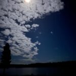 Marko Lehtosalo Instagram - Dag 2 Vi vaknade rätt tidigt i stugan och tog båten längre upp på älven mot ett stort berg/fjäll. Dimman låg tät, solen gick upp och månen lös. Storslagen vy. Låga fick några ståndskall men fågeln ville inte sitta kvar några längre stunder. Vi satte oss ner och värmde upp Daniels magnifika tjädergryta han gjorde till middag dagen innan med min tjäderhöna i. Över öppen eld i en stekpanna. Bland det godaste jag ätit. Dags för Veli att äntra scenen. Vi går och går. Kroppen är sliten men gnäller ingenting eftersom det inte är till nån nytta. Plötsligt börja skogen eka av Velis skall. Han har nästan tagit sig upp till gränsen där kalfjället börjar. Så vi sliter oss upp för fjället. Med blodsmak i munnen och sinnes till mjölksyra i benen når vi till slut fram. Ålar och spanar rätt lång tid tills den uppdagas. En tjäderhöna till. Allt gick bra och hönan las i säcken. 2 tjäderhönor och en öring blev på denna resa. Stort tack Daniel & Emil. Hatten av för finnspetsarna Veli & Låga. Grymt jobbat ❤️ Vågade inte stänga dörren till dasset ifall att björnen skulle flyga på mig. Livrädd 😅 🐻 @daniel_myrestam @langtbortfranstan